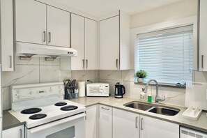 Batterie de cuisine, vaisselle et ustensiles