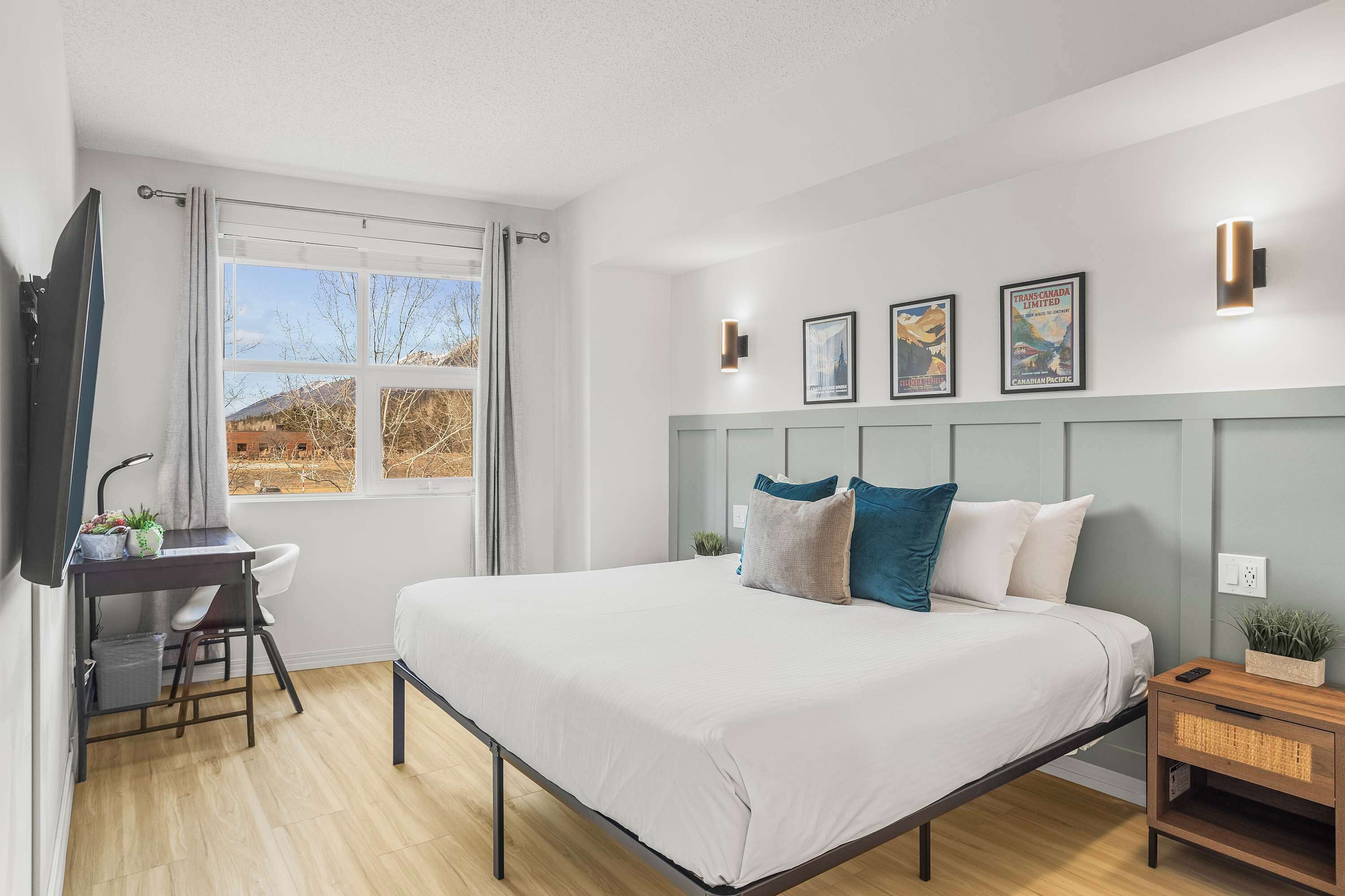 1 chambre, bureau, fer et planche à repasser, lit parapluie