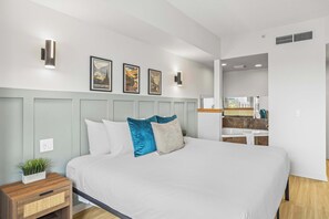 1 chambre, bureau, fer et planche à repasser, lit de bébé portatif
