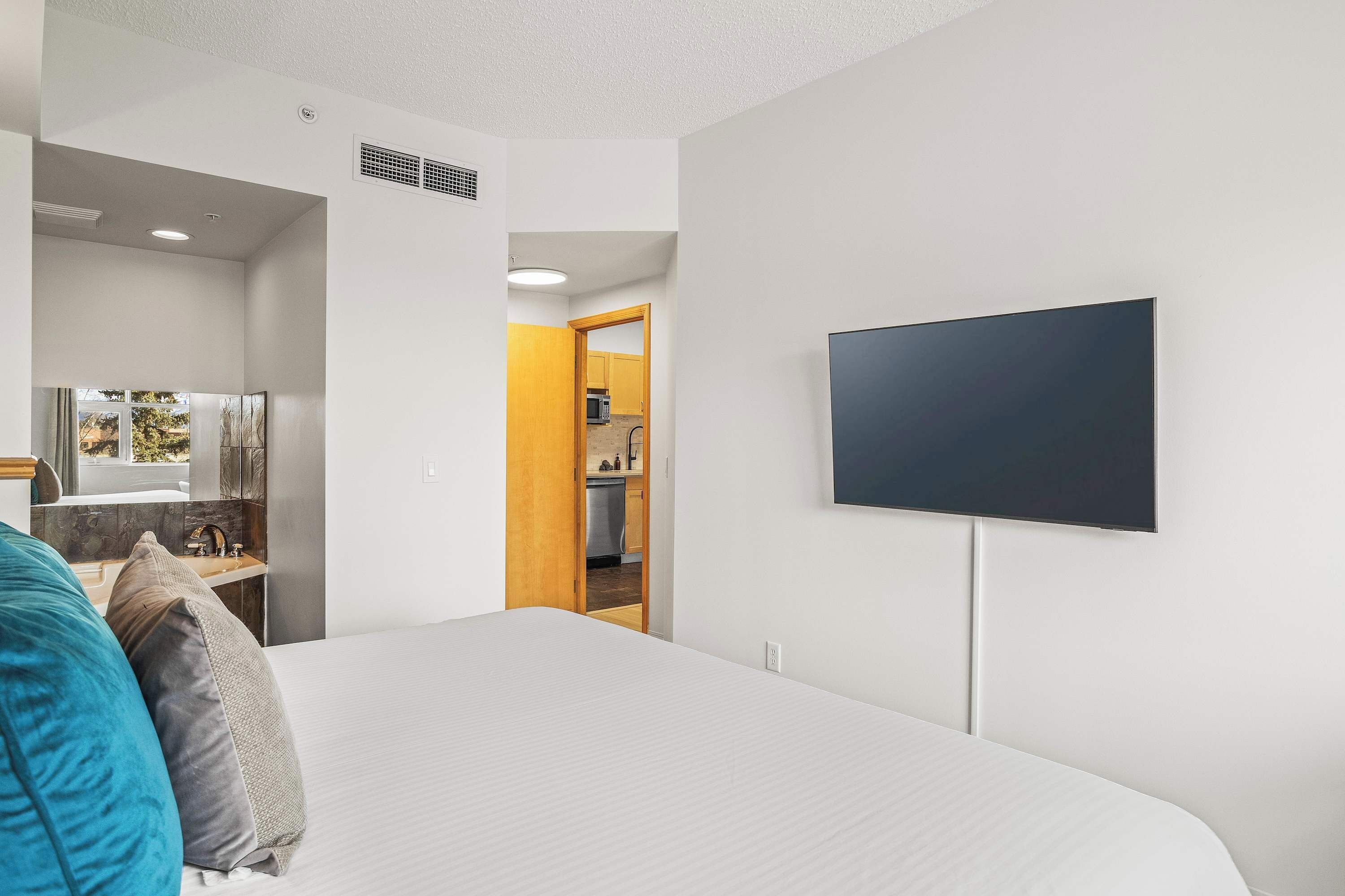 1 habitación, escritorio, tabla de planchar con plancha y cuna de viaje 