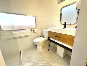 Een douche, een haardroger, handdoeken