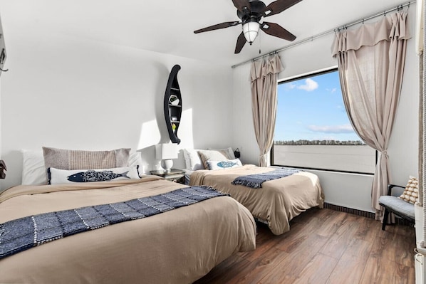 2 makuuhuonetta, työpöytä, silitysrauta/-lauta, vauvan matkasänky