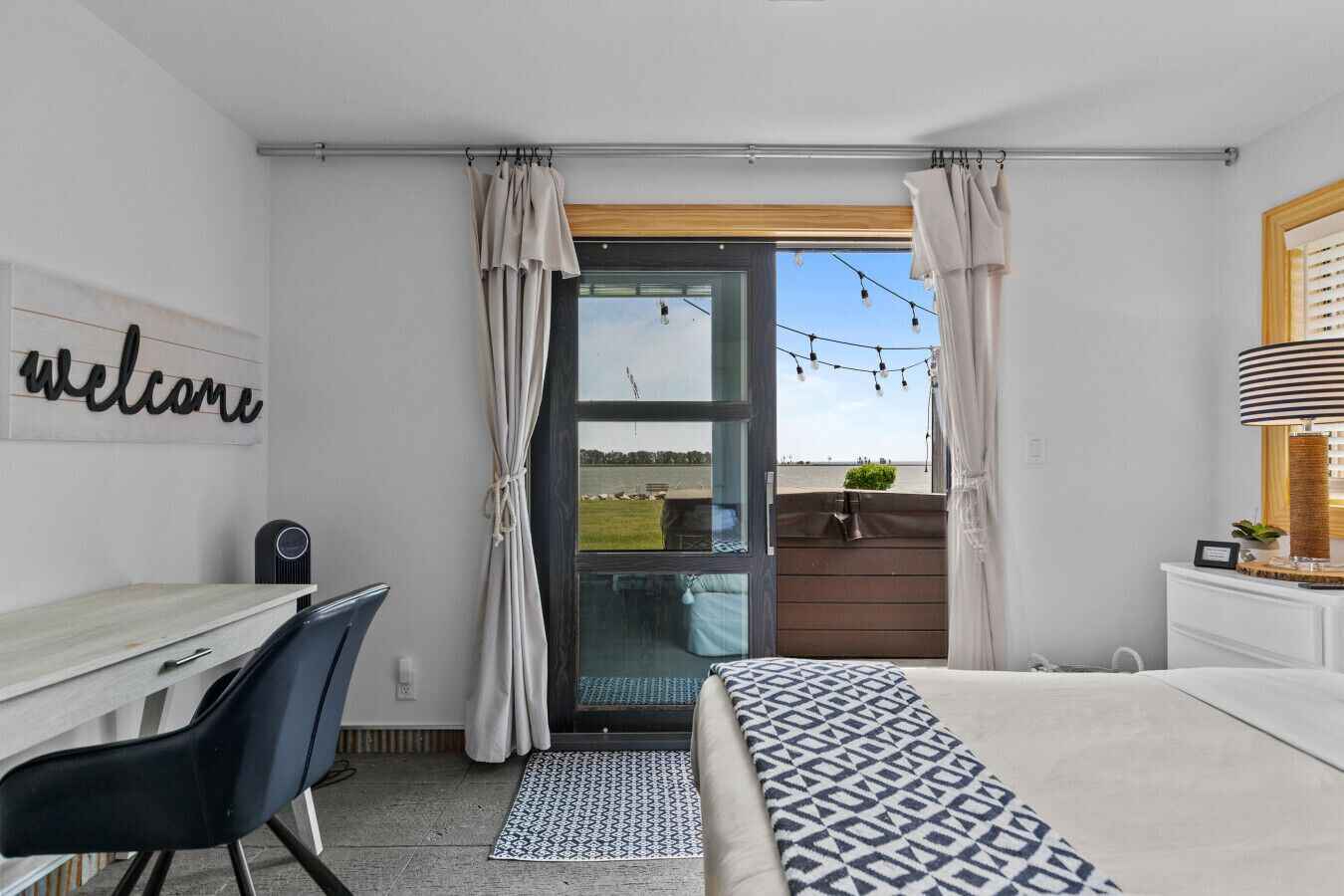 2 chambres, bureau, fer et planche à repasser, lit de bébé portatif