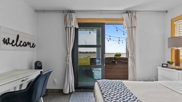 2 chambres, bureau, fer et planche à repasser, lit de bébé portatif