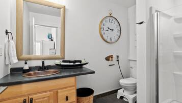 Secador de cabelo, toalhas de banho, sabonete, shampoo