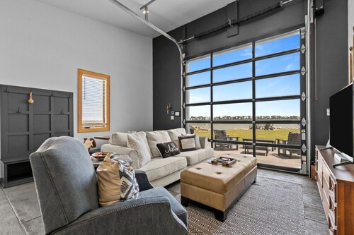 Lake Front|HotTub|Firepit|Grill| Sleeps 7!