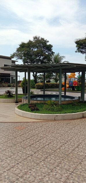 Una piscina al aire libre