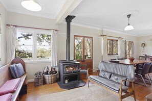 Télévision, cheminée, chaîne hi-fi