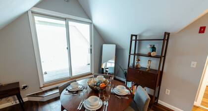 Cozy Loft steps from VT Downtown