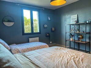 4 bedrooms, iron/ironing board, WiFi, bed sheets