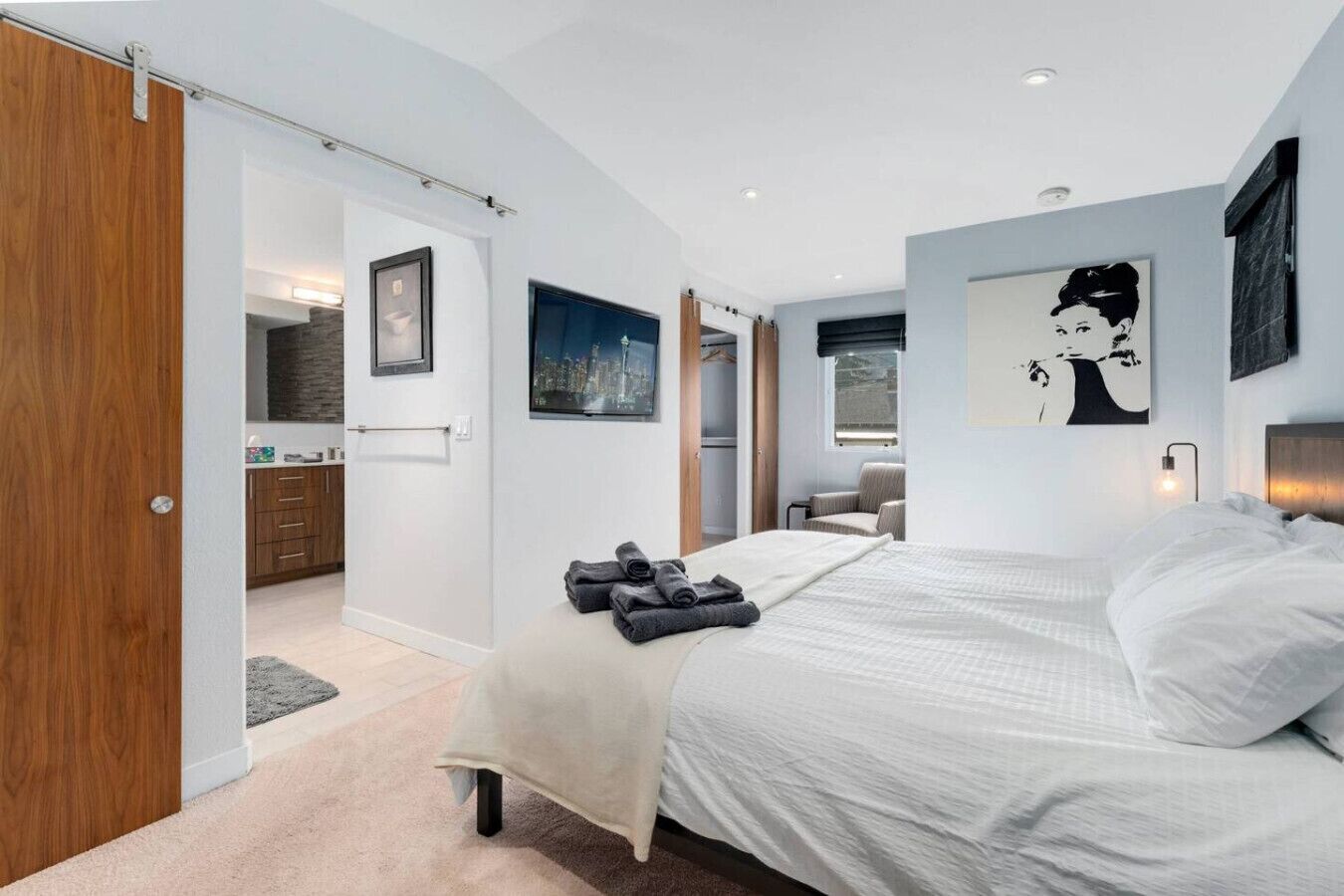 3 bedrooms, desk, iron/ironing board, free WiFi