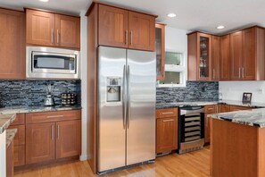 冷蔵庫、電子レンジ、食器洗い機、コーヒー / ティーメーカー