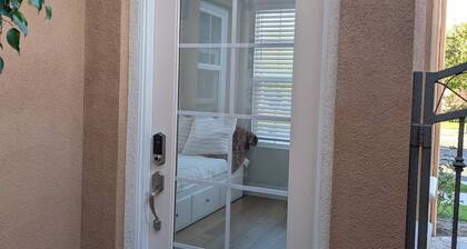 Charming private room with own entrance, AC, WiFi, Chromecast in Irvine