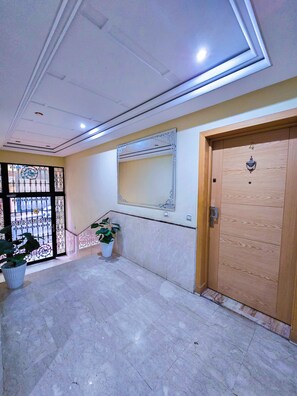 Property entrance - Luxor Home - Spacious & proximity to CFC (Casablanca)