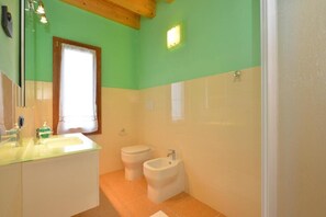 Shower, hair dryer, towels, soap - B&B Artemide (Arcole)