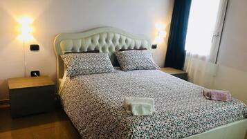 Schreibtisch, laptopgeeigneter Arbeitsplatz, schallisolierte Zimmer