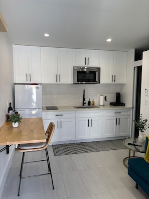 Fridge, microwave, stovetop, coffee/tea maker - Charming 1-bedroom guest home in peaceful Cape Coral (Cape Coral)