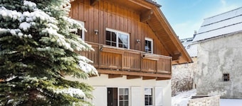 Luxury ski-in holiday home with sauna & hot tub