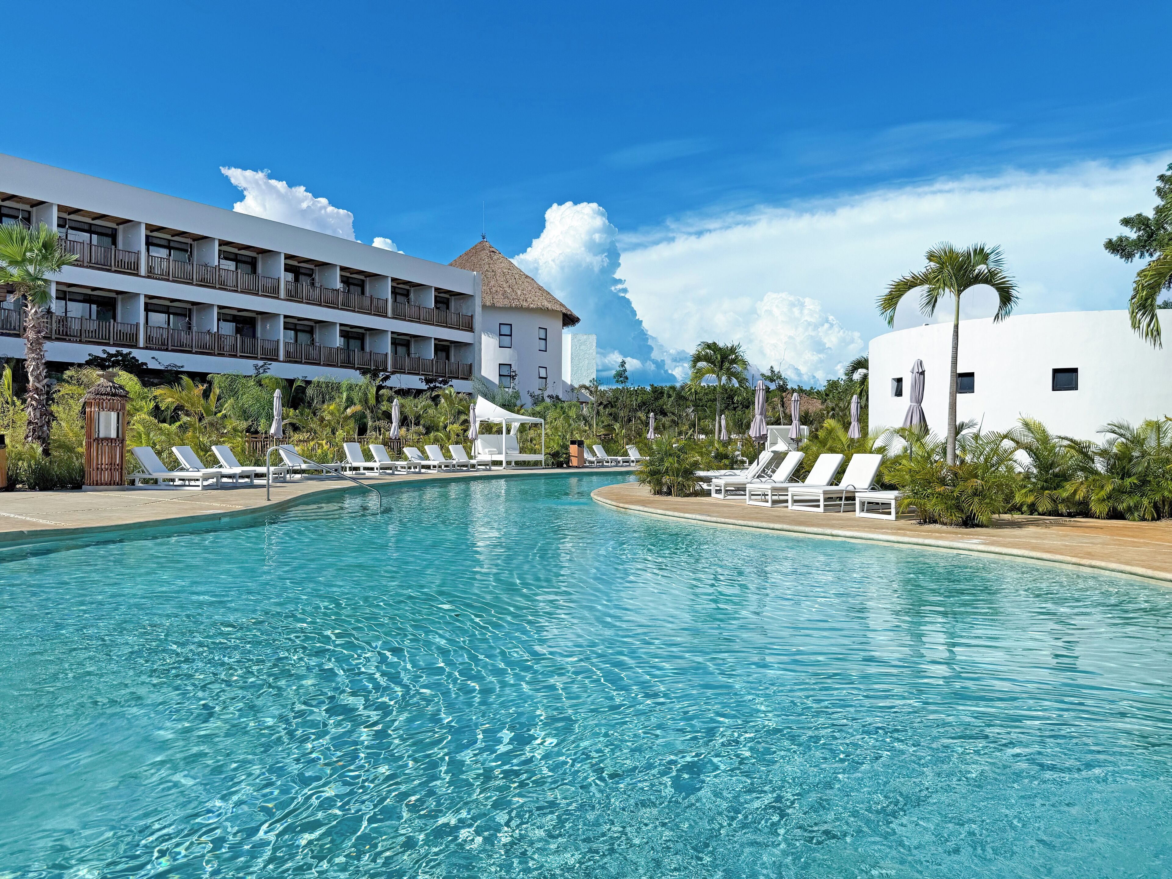 2 من حمّامات السباحة الخارجية