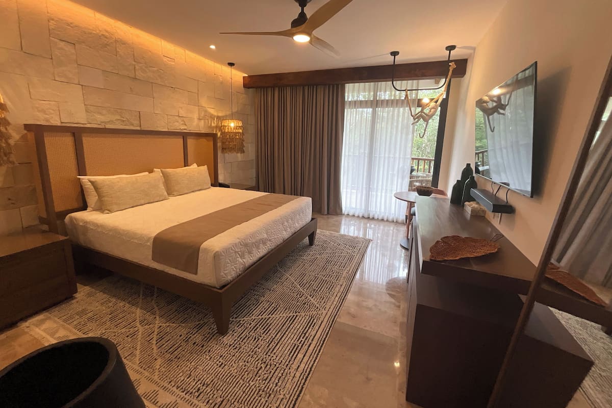 Habitación estándar, balcón, vistas al jardín | Ropa de cama de alta calidad, edredones de plumas, escritorio