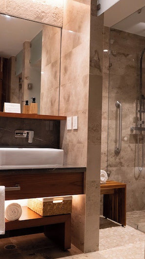Standard Double Room, Balcony, Garden View | Bathroom