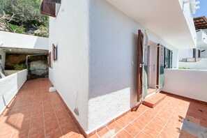 Apartment | Balcony - Lush Apartment With View (Roses)