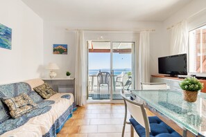 Apartment | Living room - Lush Apartment With View (Roses)