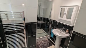 Bruser, hårtørrer, håndklæder, Toiletpapir