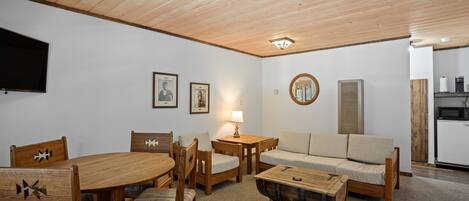 Télévision, baby-foot, table de tennis de table, livres