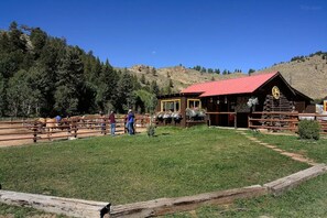 Exterior - Outdoor Enthusiast's Haven: Fish, Raft & Ride in Colorado's Wilderness (Almont)