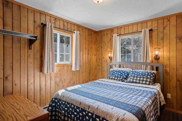 1 bedroom, iron/ironing board, free WiFi, bed sheets - Riverfront Cabins: Fish, Raft & Ride in Colorado's Outdoor Playground (Almont)