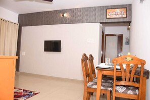 Free daily cooked-to-order breakfast 