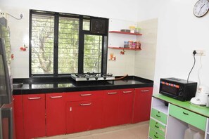 Täysikokoinen jääkaappi, mikroaaltouuni, uuni, liesi