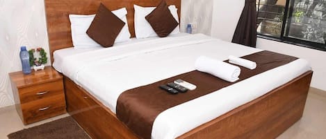 Deluxe Double or Twin Room, City View | Soundproofing, iron/ironing board, free WiFi