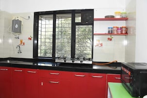 Geladeira grande, micro-ondas, fogão, cooktop