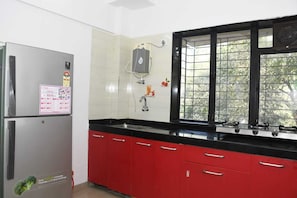 Lemari es besar, microwave, oven, dan kompor
