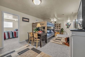 5 chambres, bureau, fer et planche Ă repasser