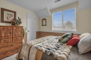 5 bedrooms, desk, iron/ironing board, WiFi