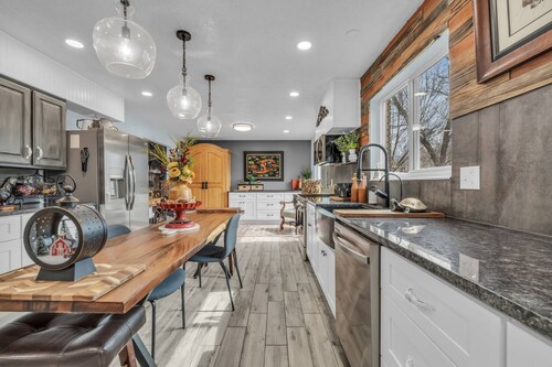 Cozy Artistic Ambiance – Spacious Retreat with Workstations, Near Alta, Snowbird, Dining and Shops!