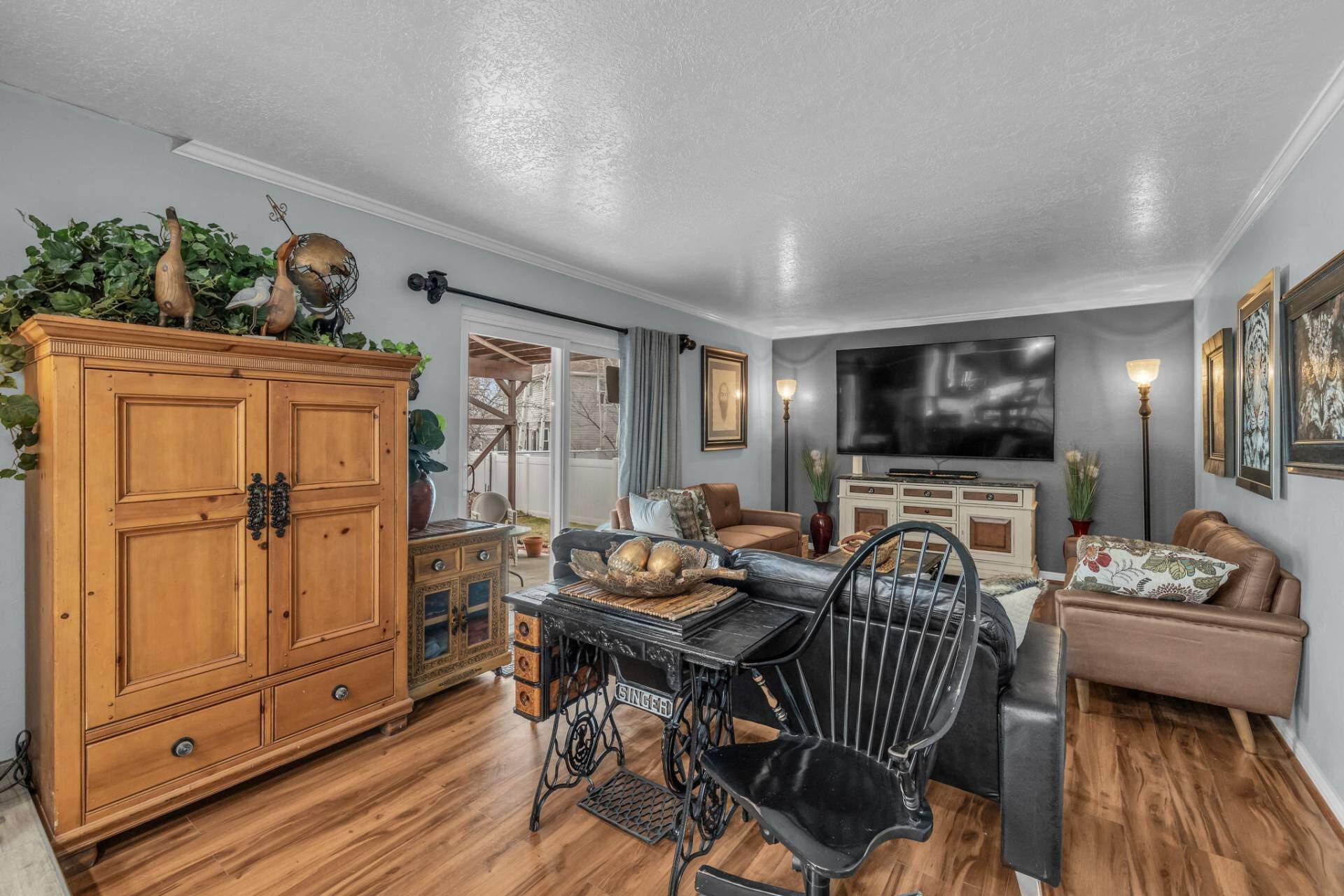 Téléviseur connecté, foyer, livres