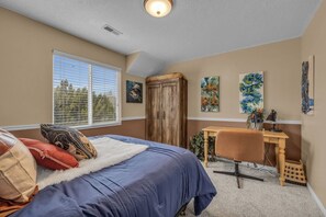 5 bedrooms, desk, iron/ironing board, WiFi