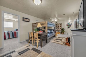 5 bedrooms, desk, internet, bed sheets