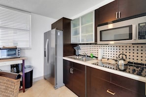 Fridge, microwave, stovetop, dishwasher