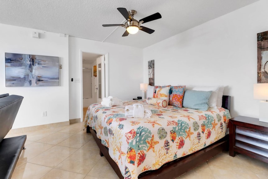 7th Floor Balcony | Free Parking | King Bed | Free Wifi | Steps To Bonita Beach - Estero, FL