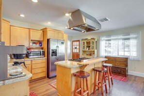 Réfrigérateur, micro-ondes, plaque de cuisson, lave-vaisselle