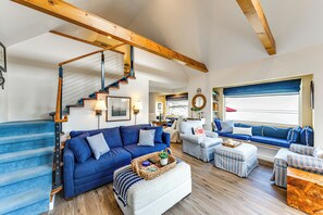 TV, books - Waterfront Gem w/ 2 Patios on Camano Island (Camano)