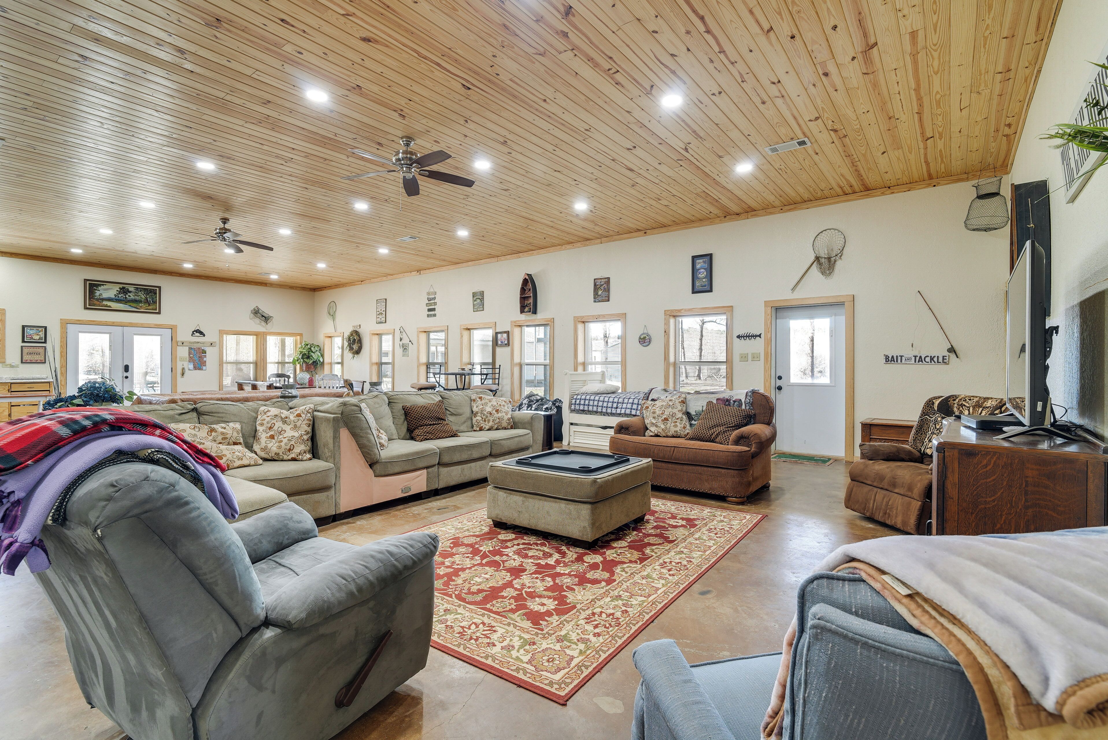 Many Vacation Rental | 3BR | 2BA | 2,500 Sq Ft | 2 Steps Required