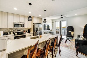 Réfrigérateur, micro-ondes, plaque de cuisson, lave-vaisselle