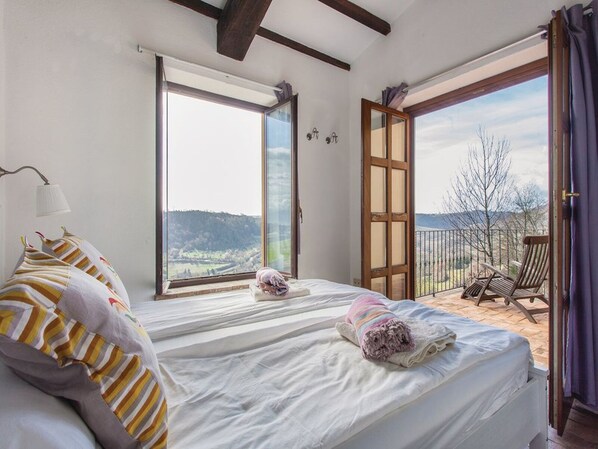 2 quartos, ferros/tábuas de passar roupa, Wi-Fi, roupa de cama