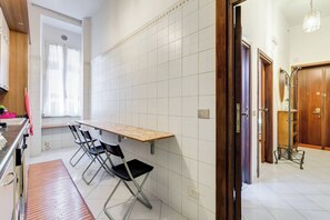 Réfrigérateur, micro-ondes, cafetière/bouilloire